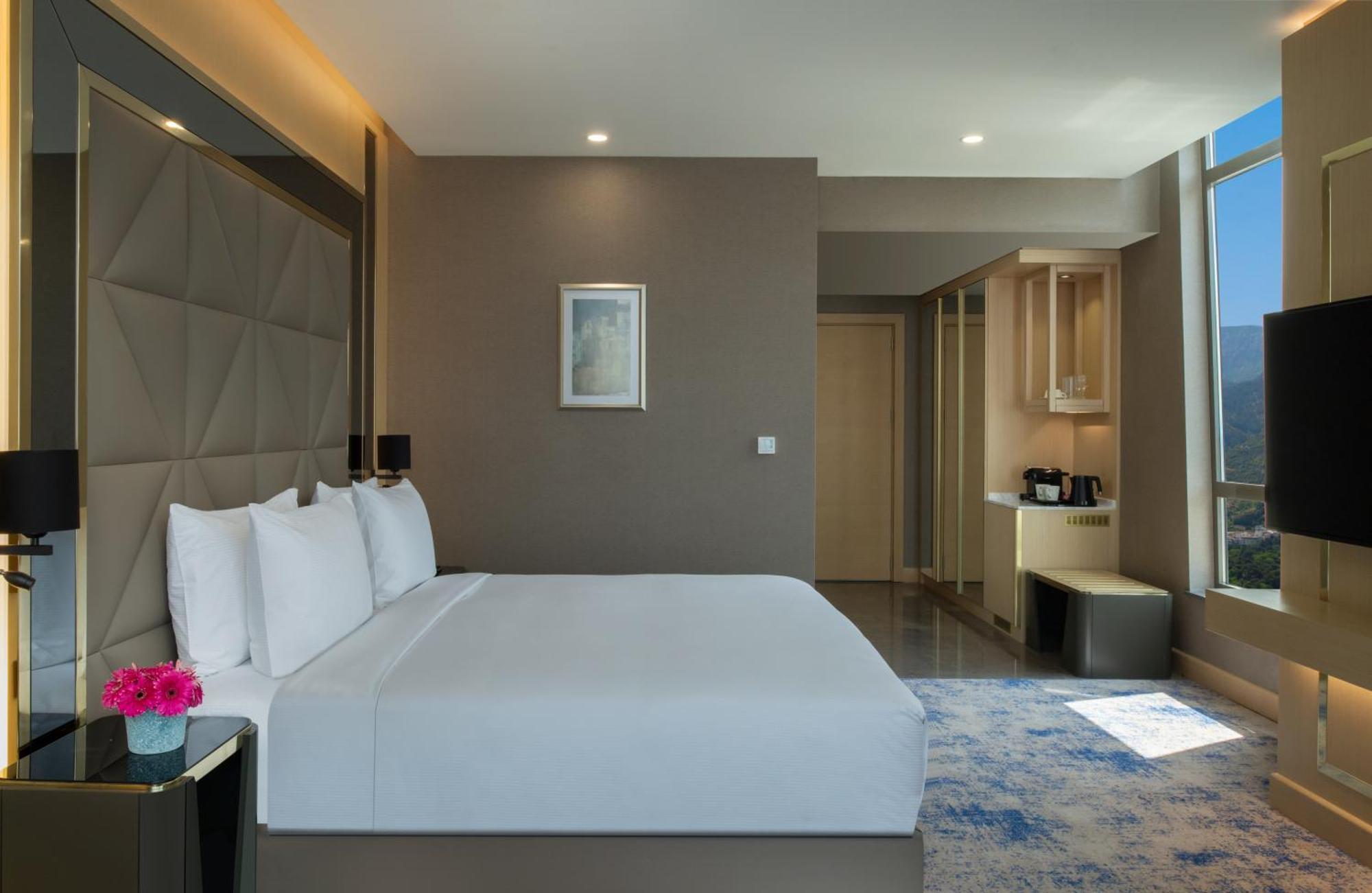 Hotel Doubletree By Hilton Manisa Esterno foto