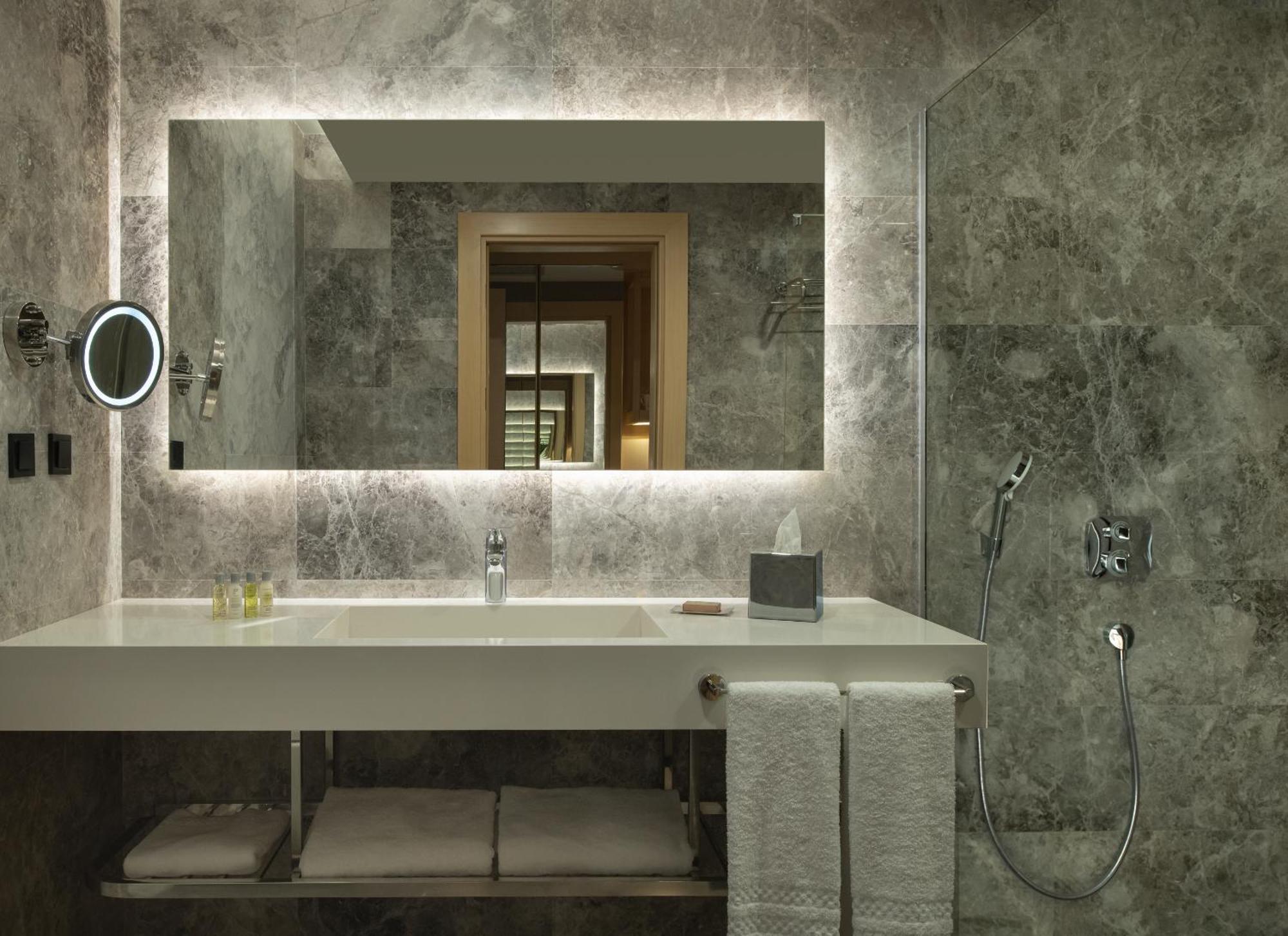 Hotel Doubletree By Hilton Manisa Esterno foto
