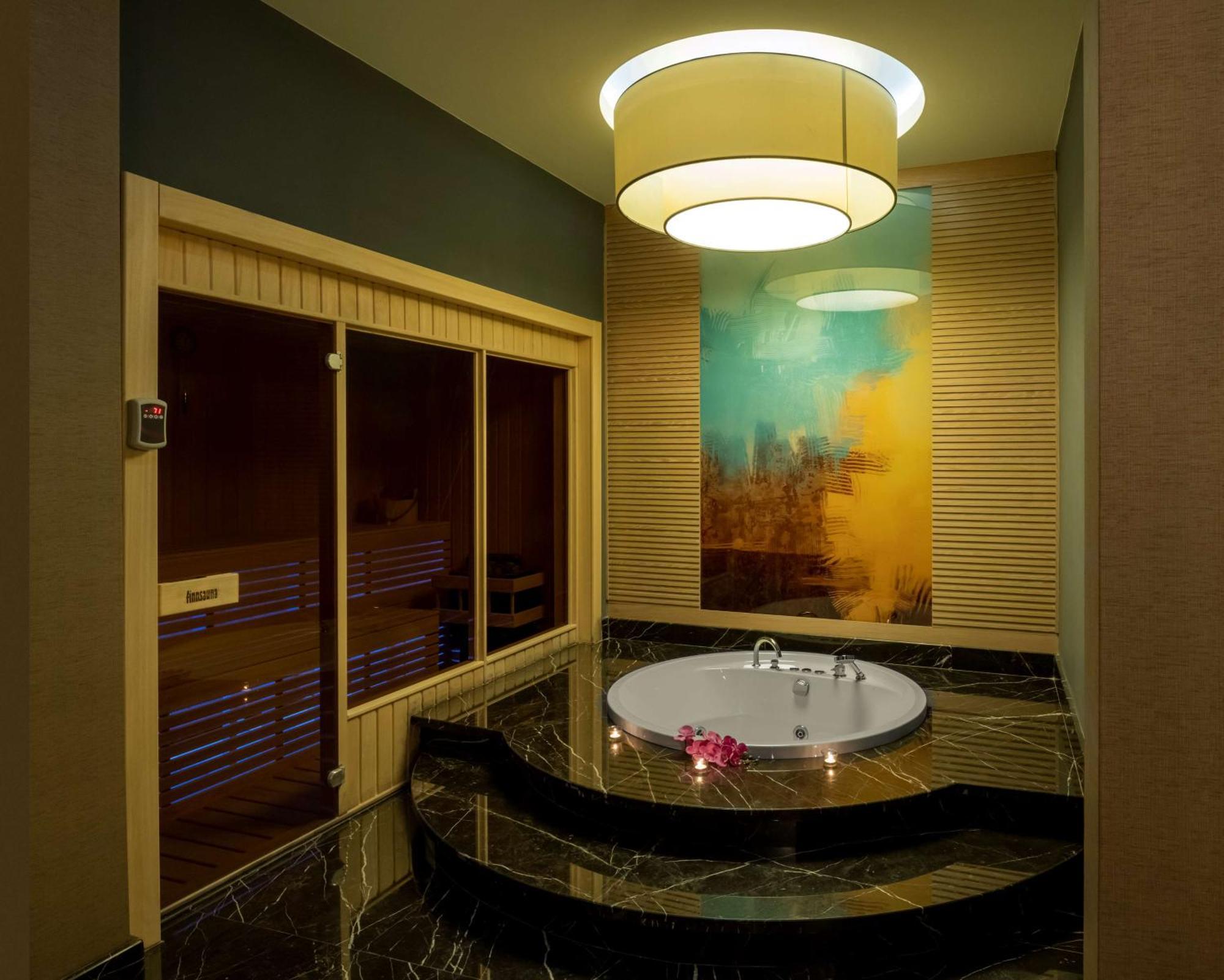 Hotel Doubletree By Hilton Manisa Esterno foto