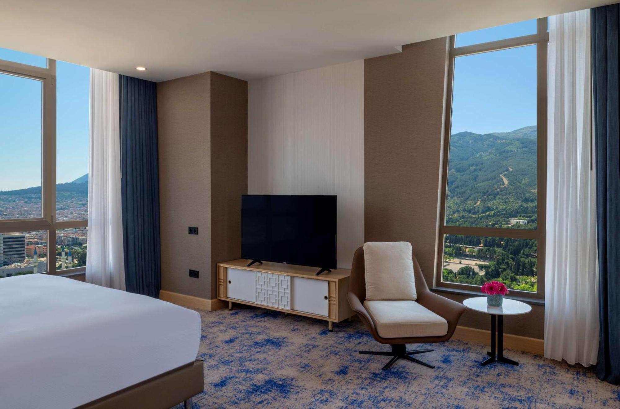 Hotel Doubletree By Hilton Manisa Esterno foto