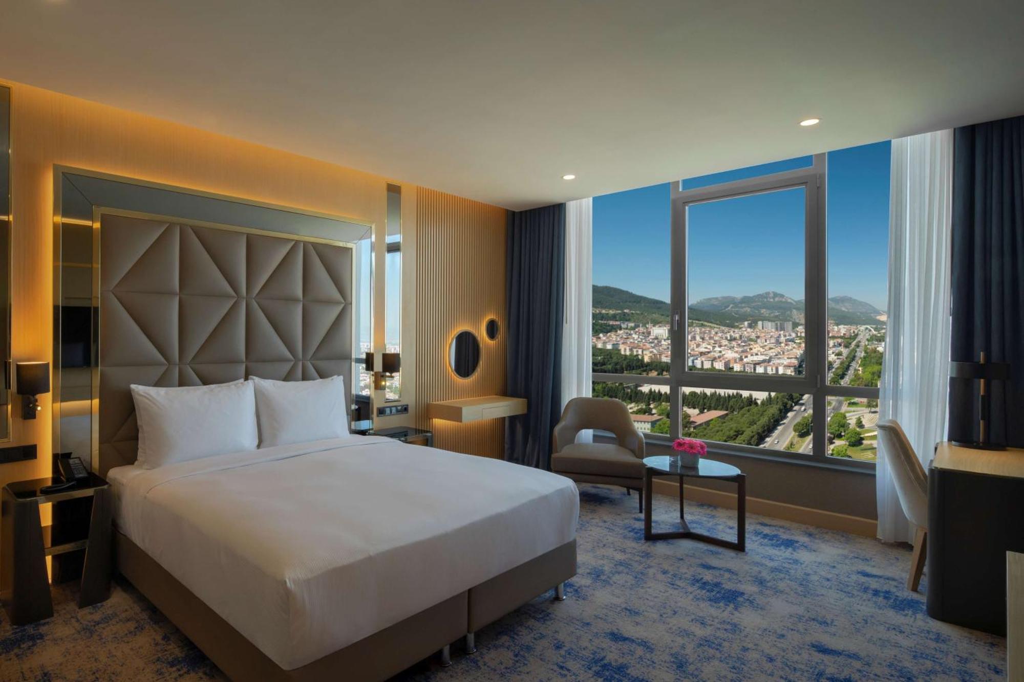 Hotel Doubletree By Hilton Manisa Esterno foto