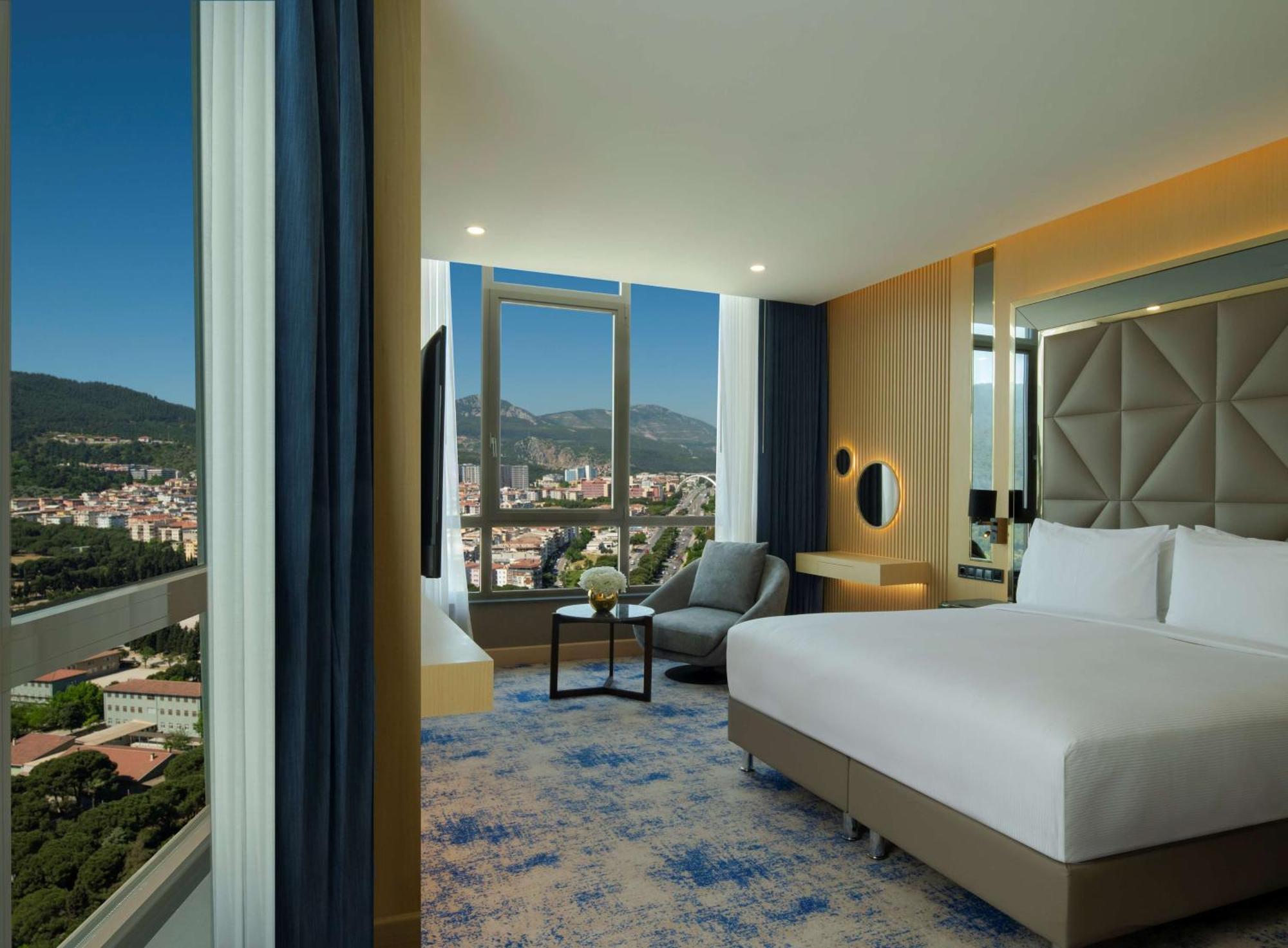 Hotel Doubletree By Hilton Manisa Esterno foto
