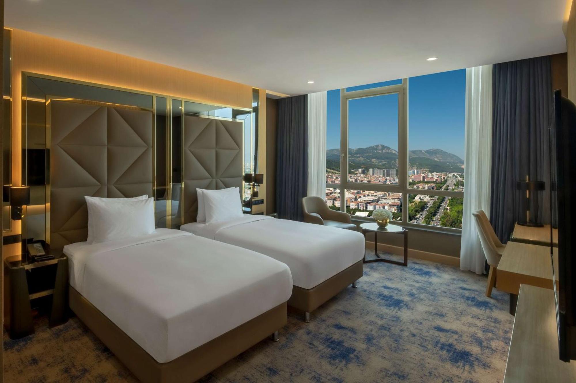 Hotel Doubletree By Hilton Manisa Esterno foto