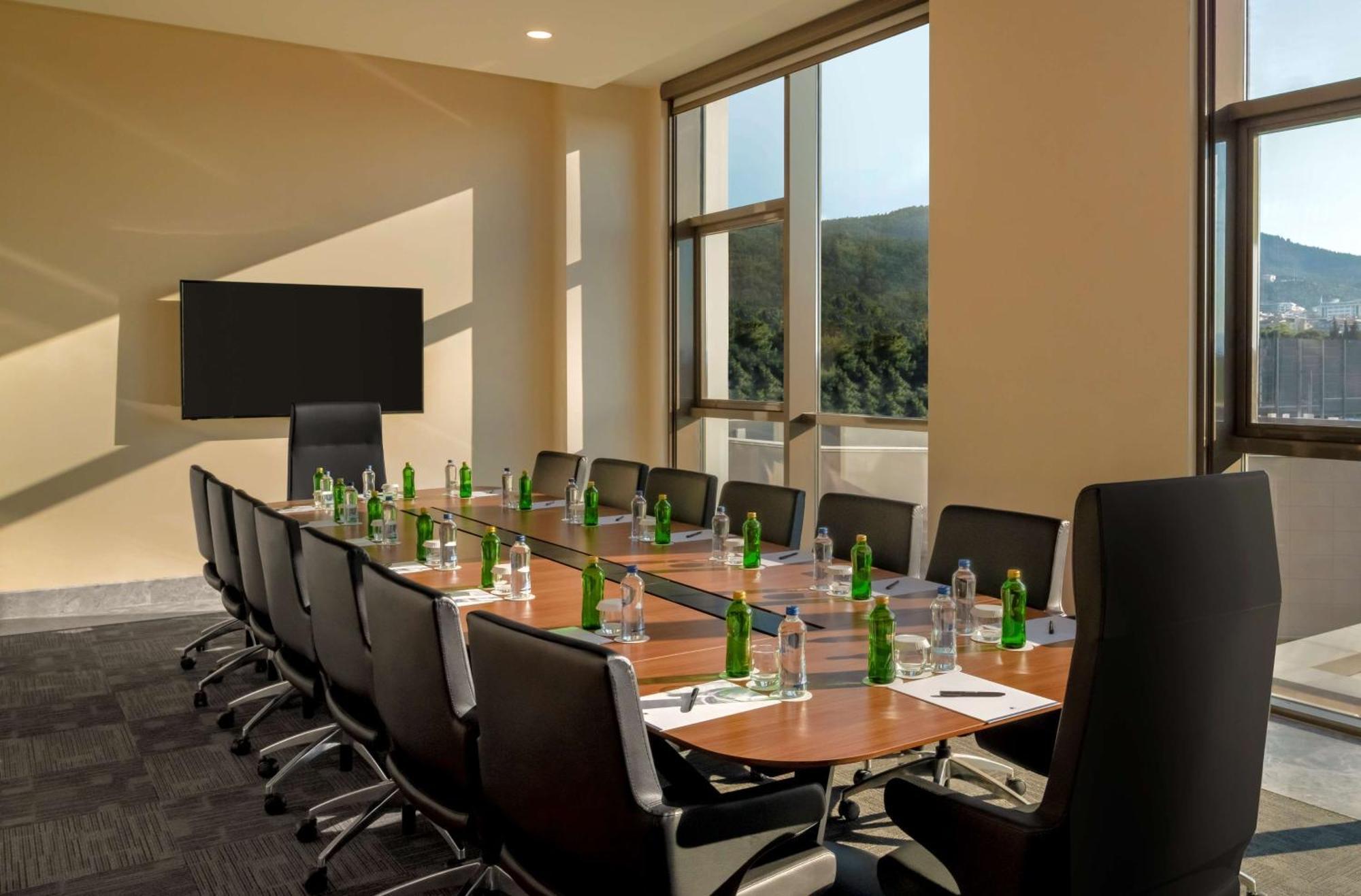 Hotel Doubletree By Hilton Manisa Esterno foto