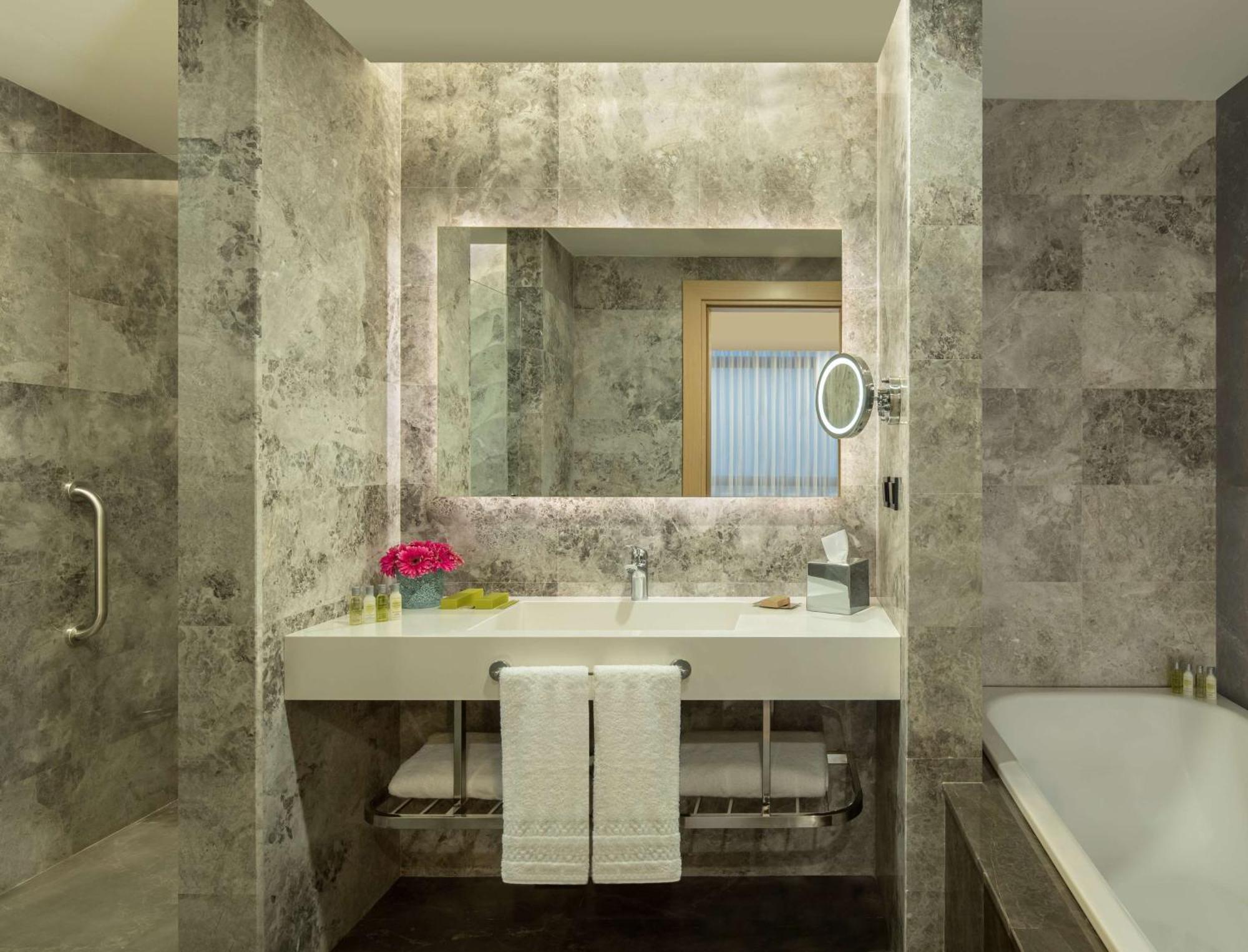 Hotel Doubletree By Hilton Manisa Esterno foto
