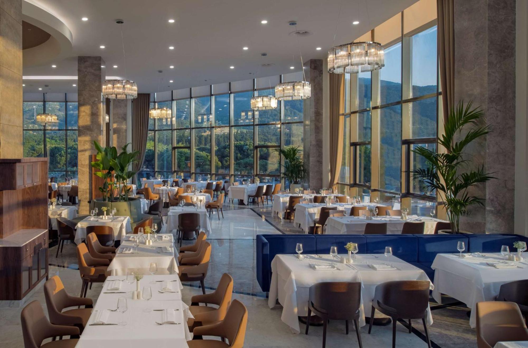 Hotel Doubletree By Hilton Manisa Esterno foto