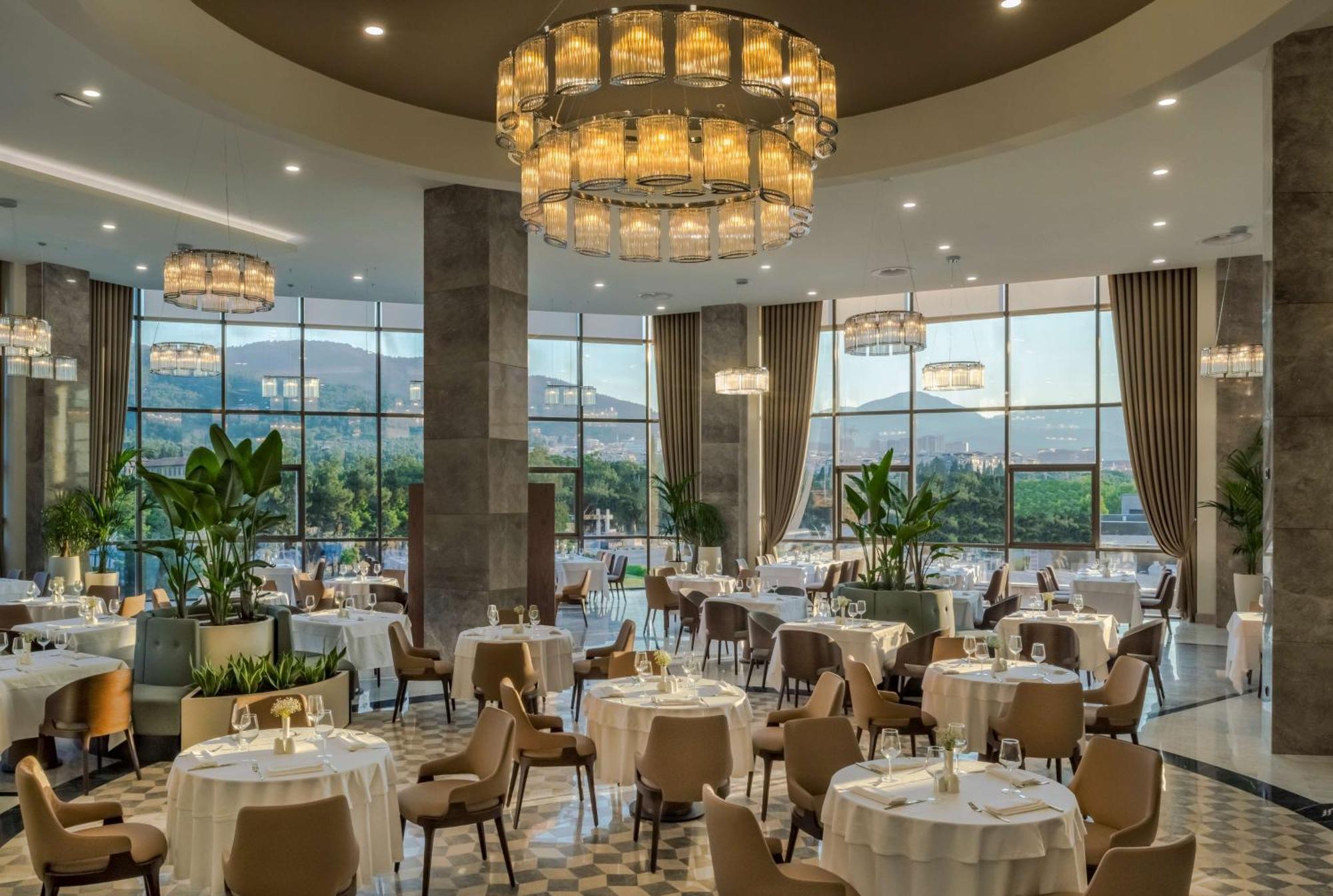 Hotel Doubletree By Hilton Manisa Esterno foto
