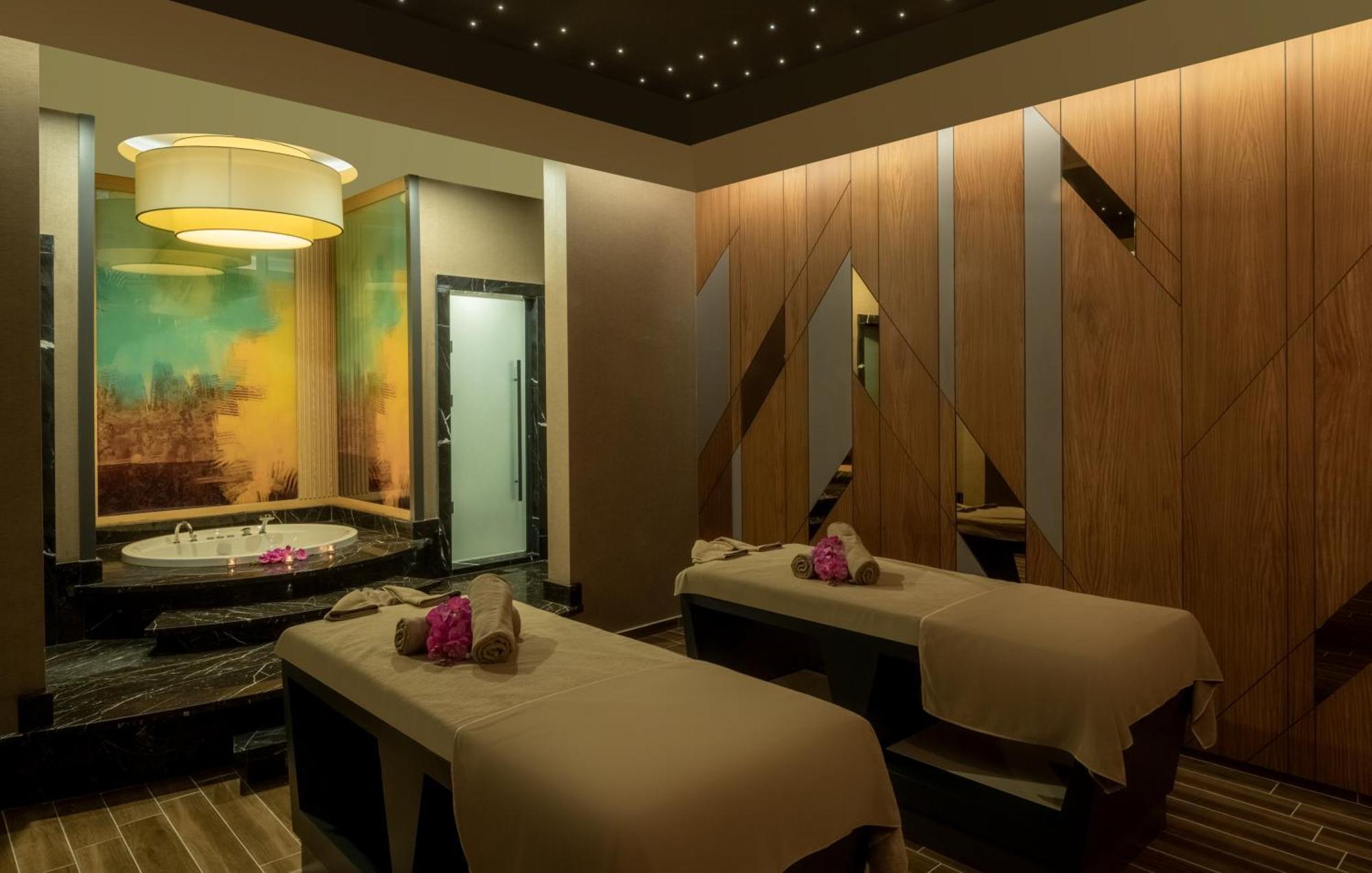 Hotel Doubletree By Hilton Manisa Esterno foto