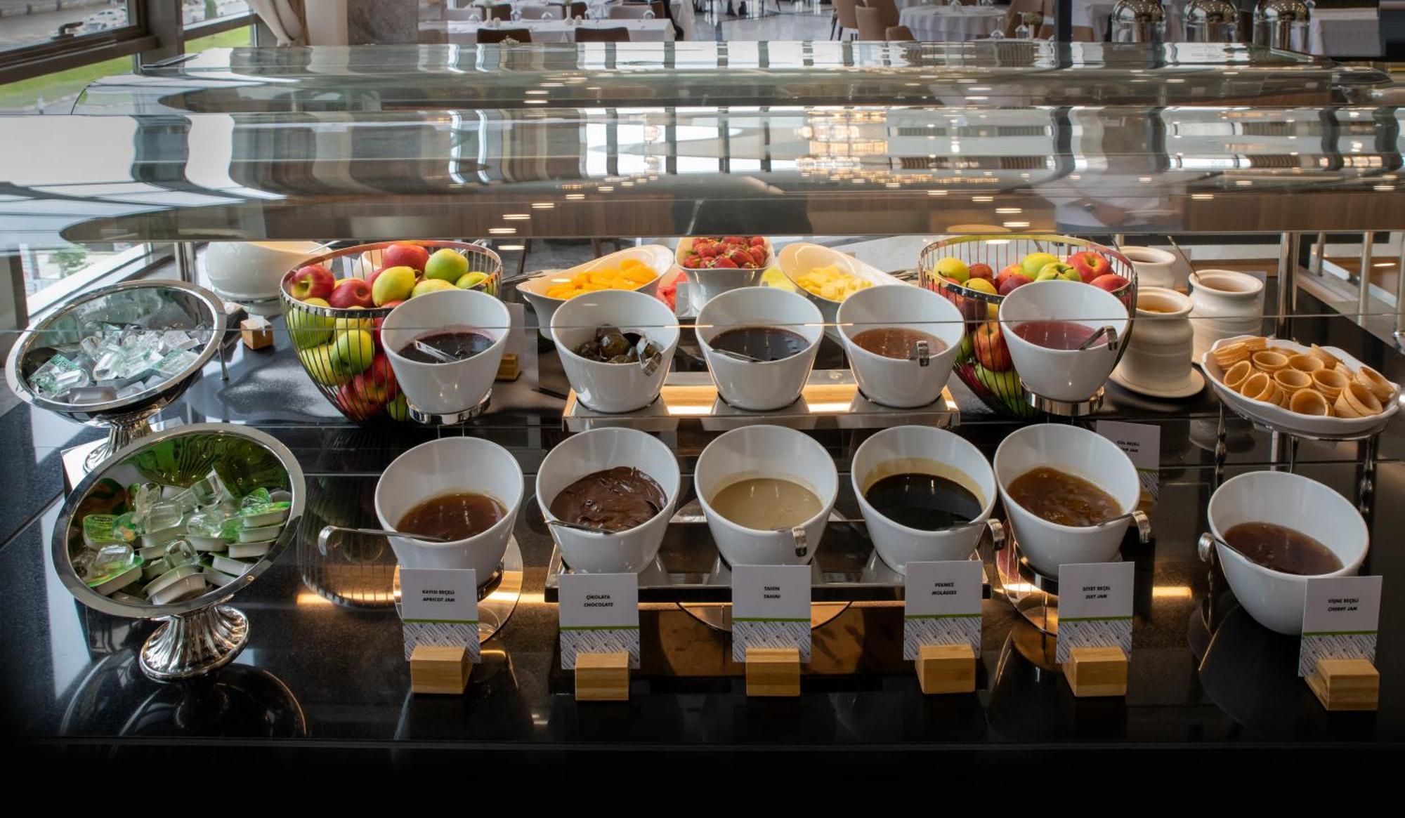 Hotel Doubletree By Hilton Manisa Esterno foto