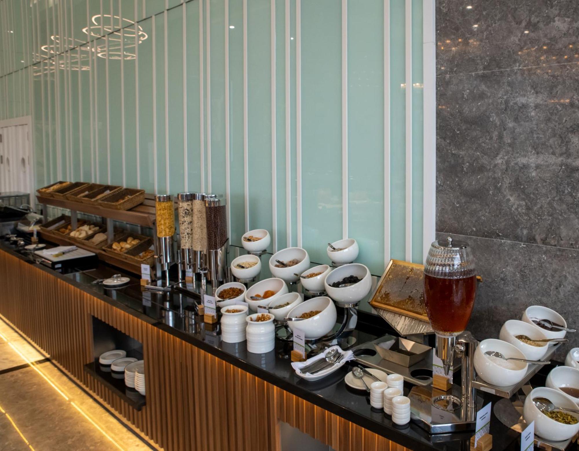 Hotel Doubletree By Hilton Manisa Esterno foto