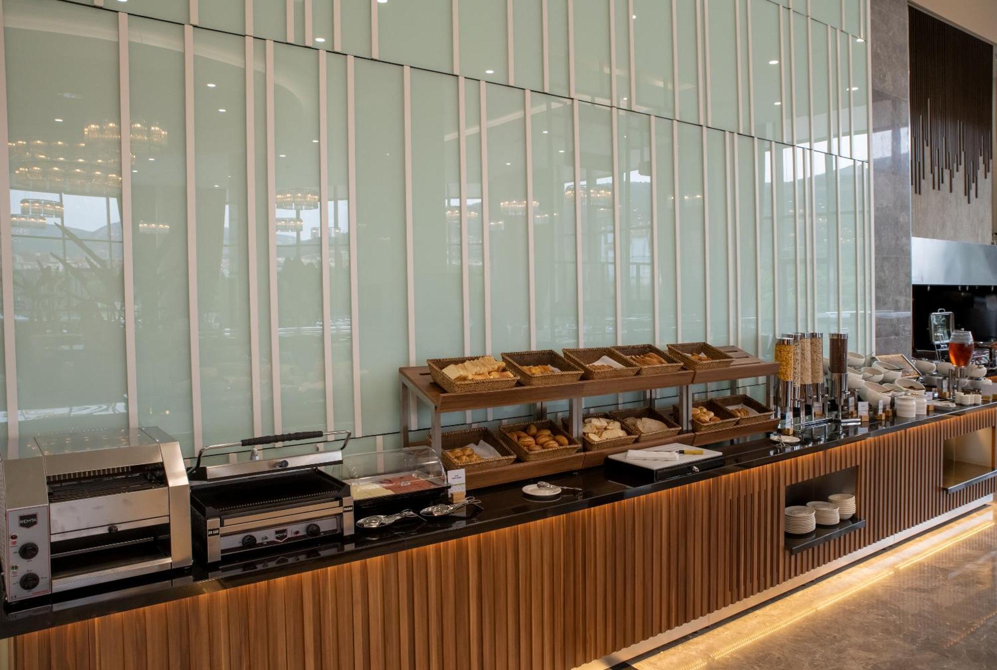 Hotel Doubletree By Hilton Manisa Esterno foto